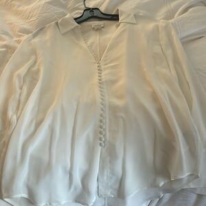 Excellent condition. Worn once. Club Monaco 100% silk ivory blouse